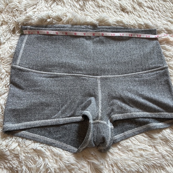Lululemon athletica gray boogie shorts, without any tags, size 10 - Picture 12 of 16